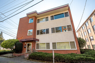 Vali Loa Apartments in Seattle, WA - Building Photo - Building Photo