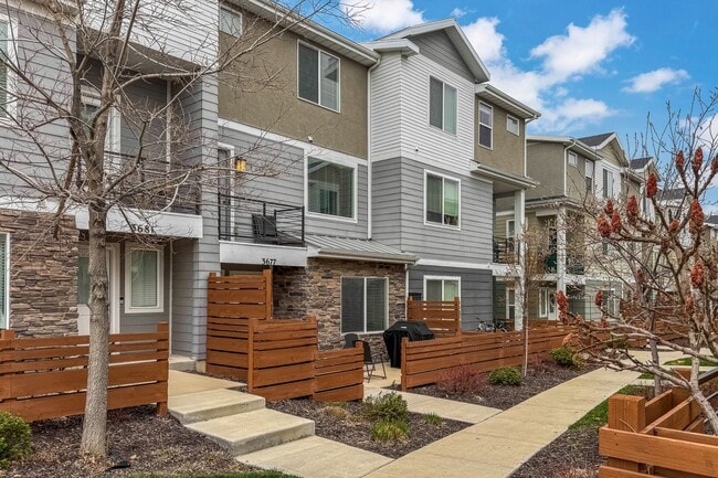 3677 Golden Sky Ln in South Jordan, UT - Building Photo - Building Photo