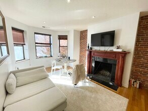 71 Gainsborough St, Unit 201 in Boston, MA - Building Photo - Building Photo