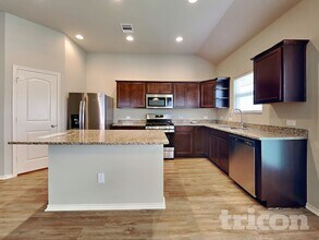 955 Oak Falls Dr in Willis, TX - Foto de edificio - Building Photo