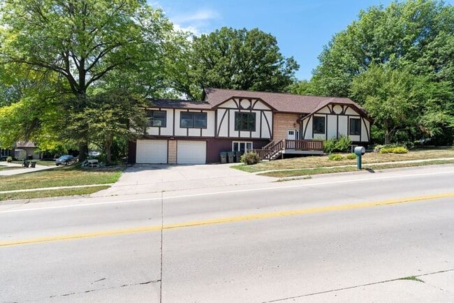 1019 Sunset St in Iowa City, IA - Building Photo - Building Photo