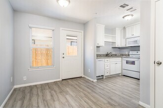207 N Poplar St in Tomball, TX - Building Photo - Building Photo