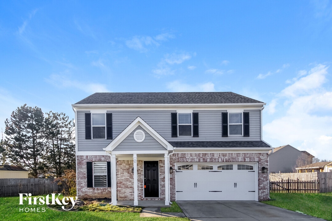 6 Wyndham Dr in Brownsburg, IN - Foto de edificio