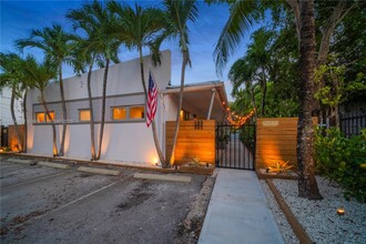 560 NE 68th St in Miami, FL - Building Photo - Building Photo