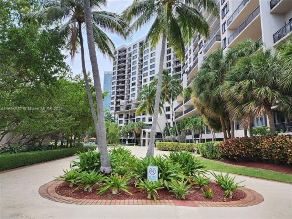 540 Brickell Key Dr, Unit 1517 in Miami, FL - Building Photo