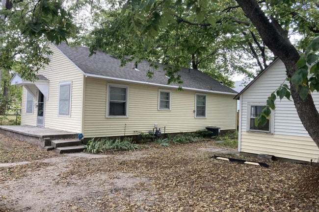 1704 N Jefferson St in Junction City, KS - Building Photo - Building Photo
