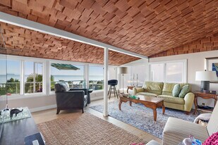 14728 McDonald Ave in White Rock, BC - Building Photo