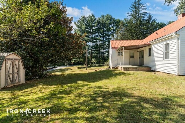 82 Sand Hill School Rd in Candler, NC - Building Photo - Building Photo