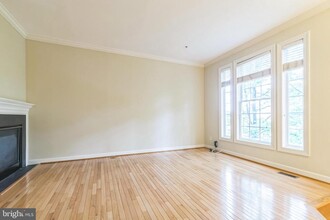 8159 Skelton Cir in Falls Church, VA - Building Photo - Building Photo