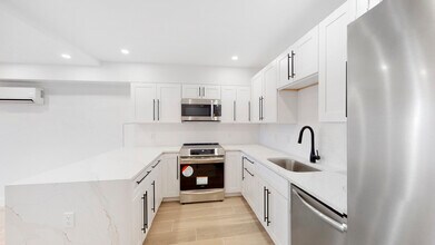 44 High St, Unit 1 in Newton, MA - Building Photo - Building Photo