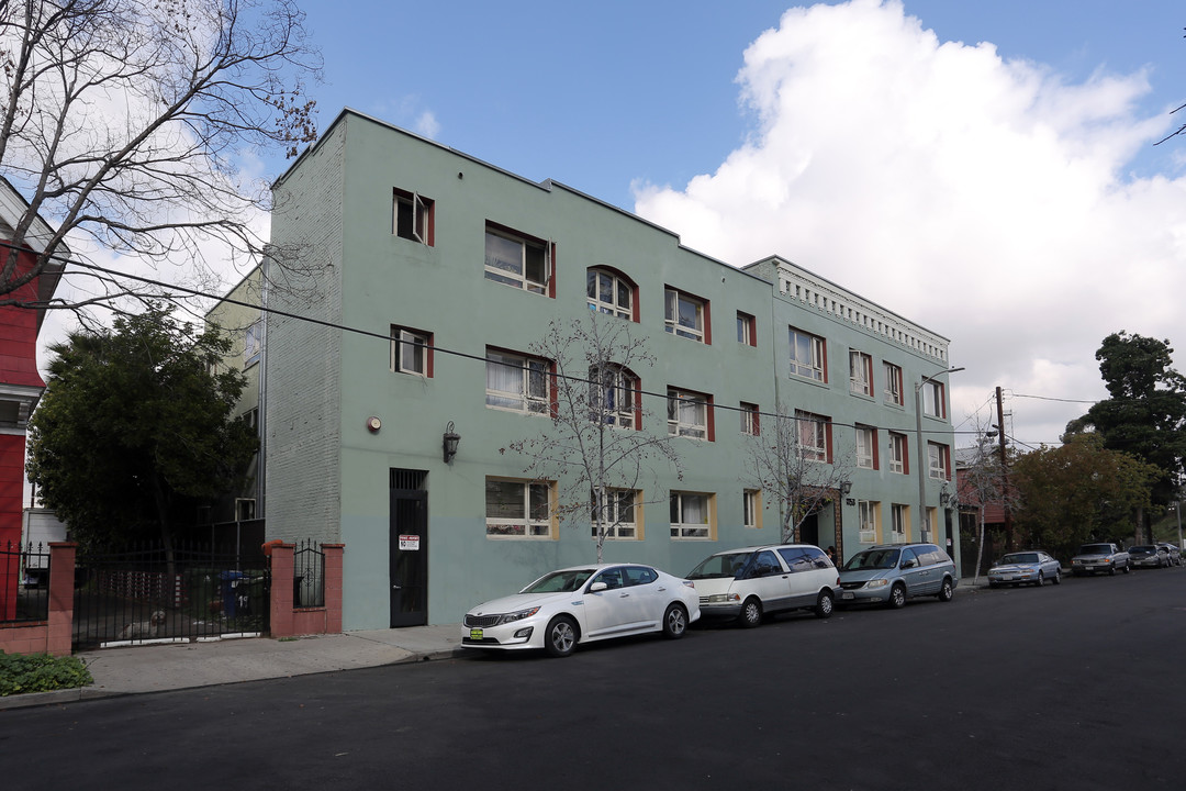 Amistad Apartments in Los Angeles, CA - Building Photo