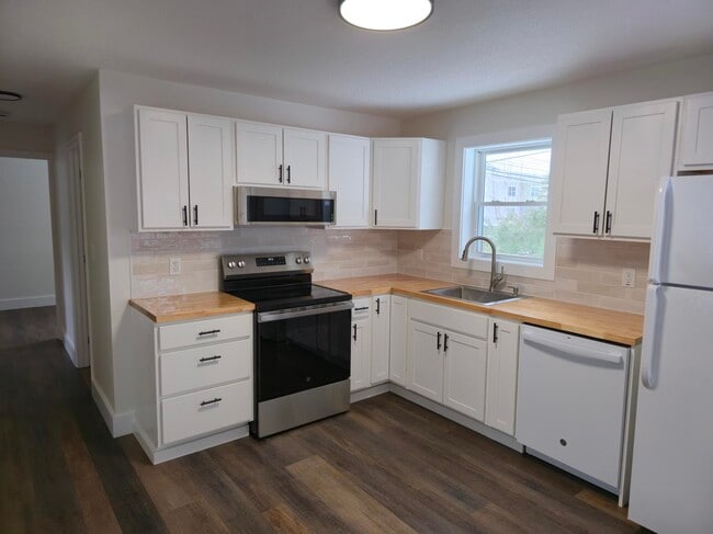 21 Old Etna Rd in Lebanon, NH - Foto de edificio - Building Photo