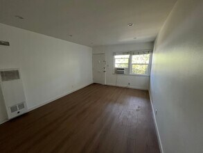 10716-10720 Oxnard St in Los Angeles, CA - Building Photo - Building Photo