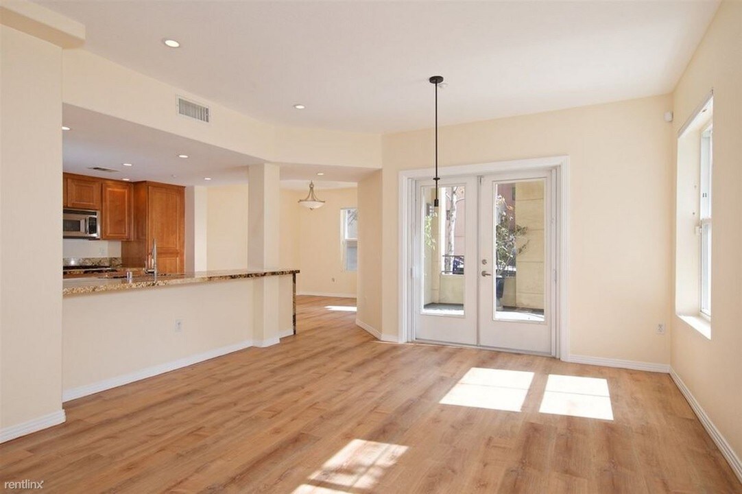 301 W G St in San Diego, CA - Building Photo