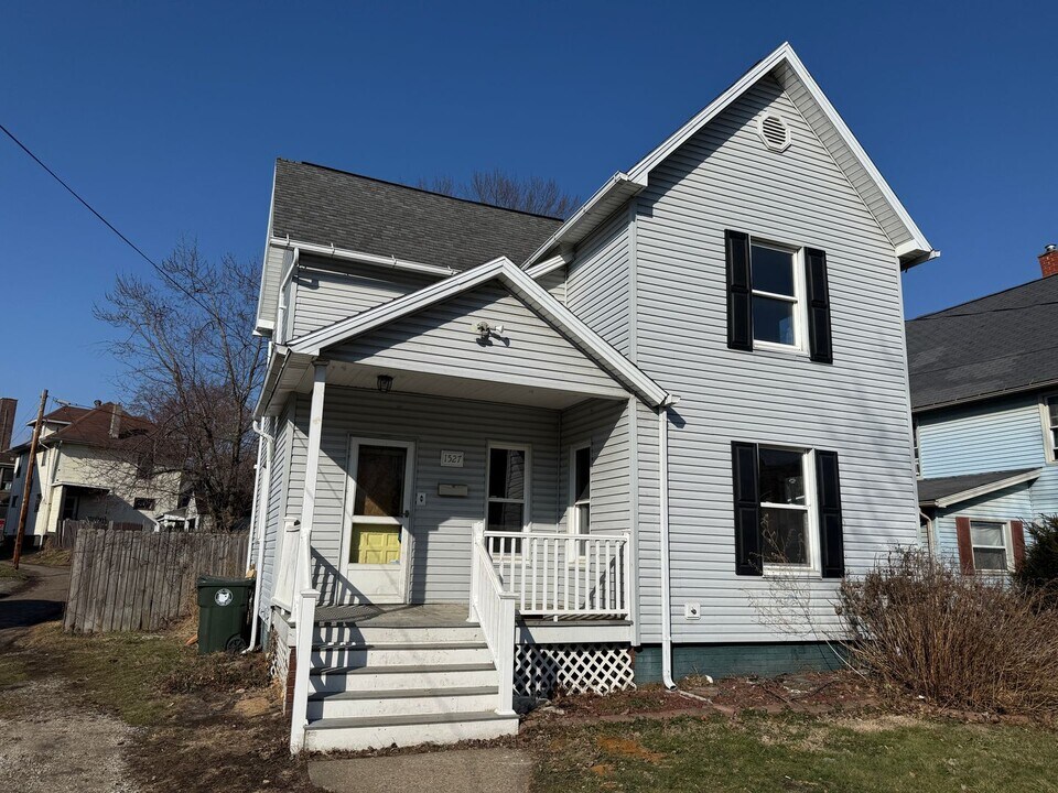 1527 Frazer Ave NW in Canton, OH - Building Photo