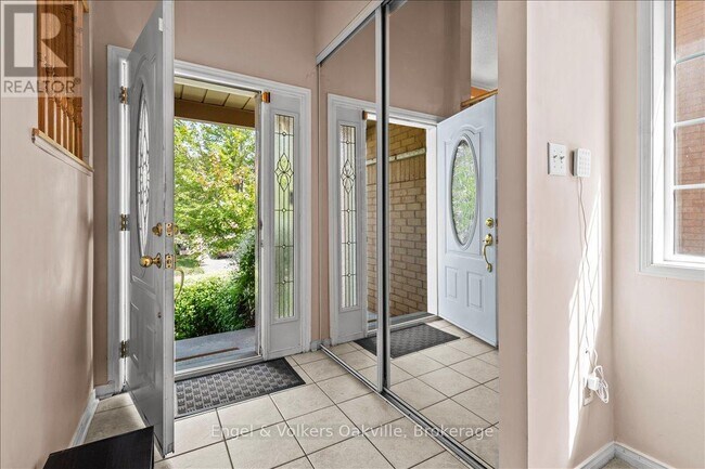 2561 Gill Crescent in Oakville, ON - Building Photo - Building Photo