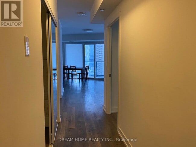 159 Wellesley St E in Toronto, ON - Building Photo - Building Photo