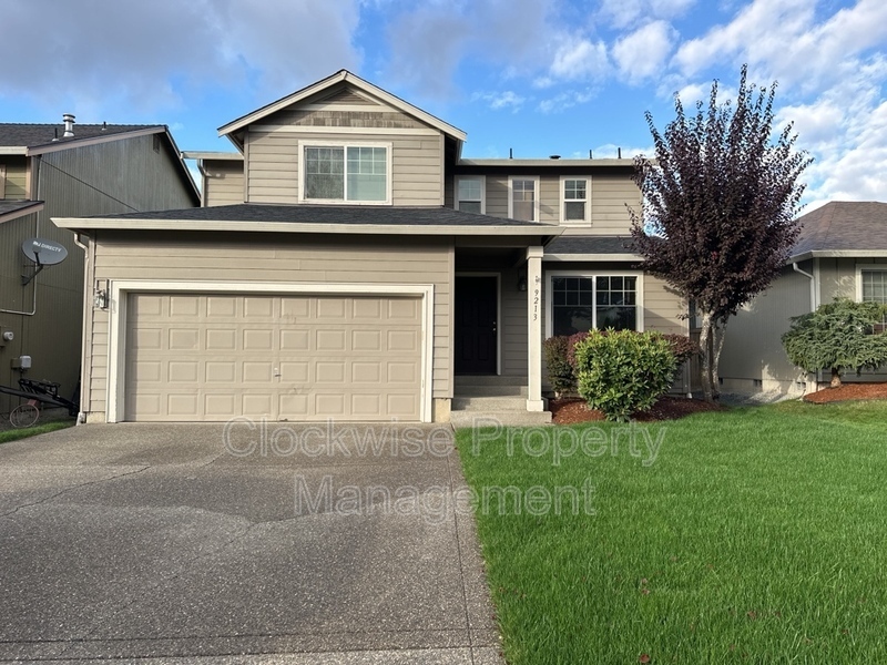 9213 191st St E in Puyallup, WA - Foto de edificio