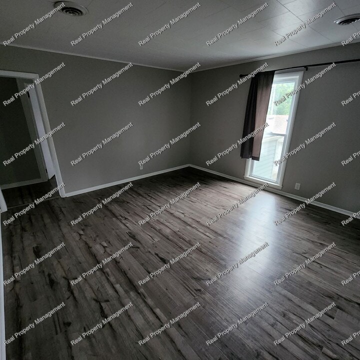 405 Roosevelt Rd in Valparaiso, IN - Building Photo