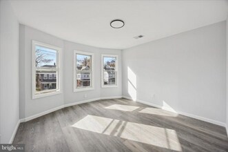 566 Rutherford Ave in Trenton, NJ - Foto de edificio - Building Photo