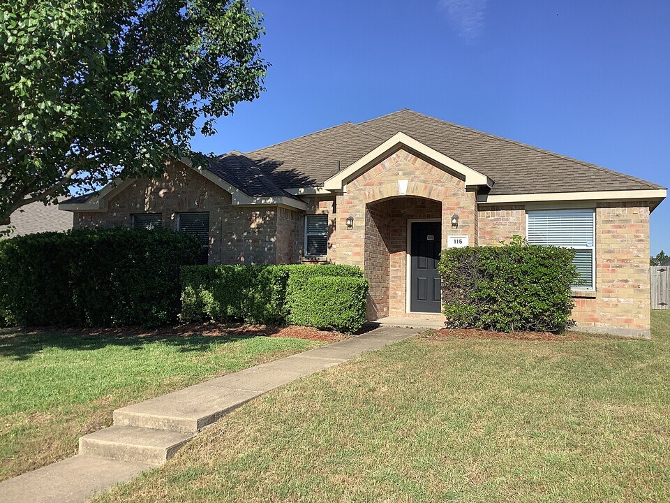 115 Clover Leaf Ln in Red Oak, TX - Building Photo