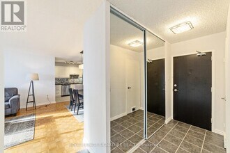 212 Kerr St in Oakville, ON - Building Photo - Building Photo