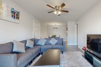 Spring Lake Cove Apartments in Birmingham, AL - Building Photo - Building Photo