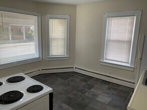 900 Broadway, Unit 1F in East Providence, RI - Building Photo - Building Photo