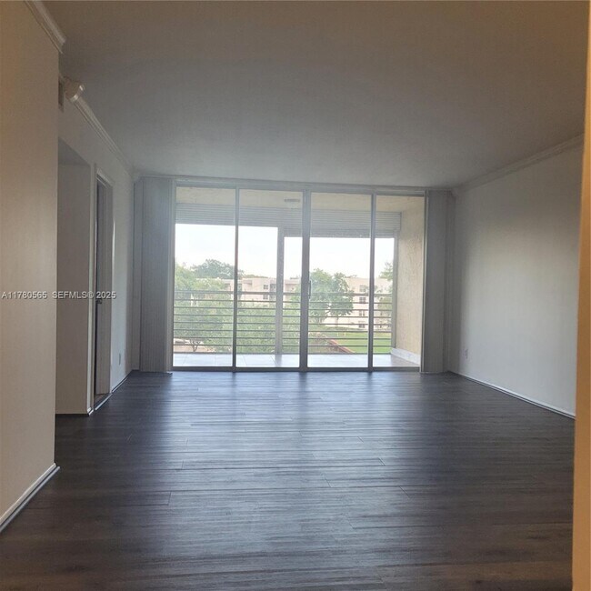 1920 Sabal Palm Dr in Davie, FL - Building Photo - Building Photo