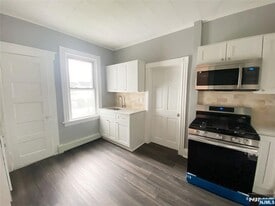 289 Parker Ave in Clifton, NJ - Building Photo