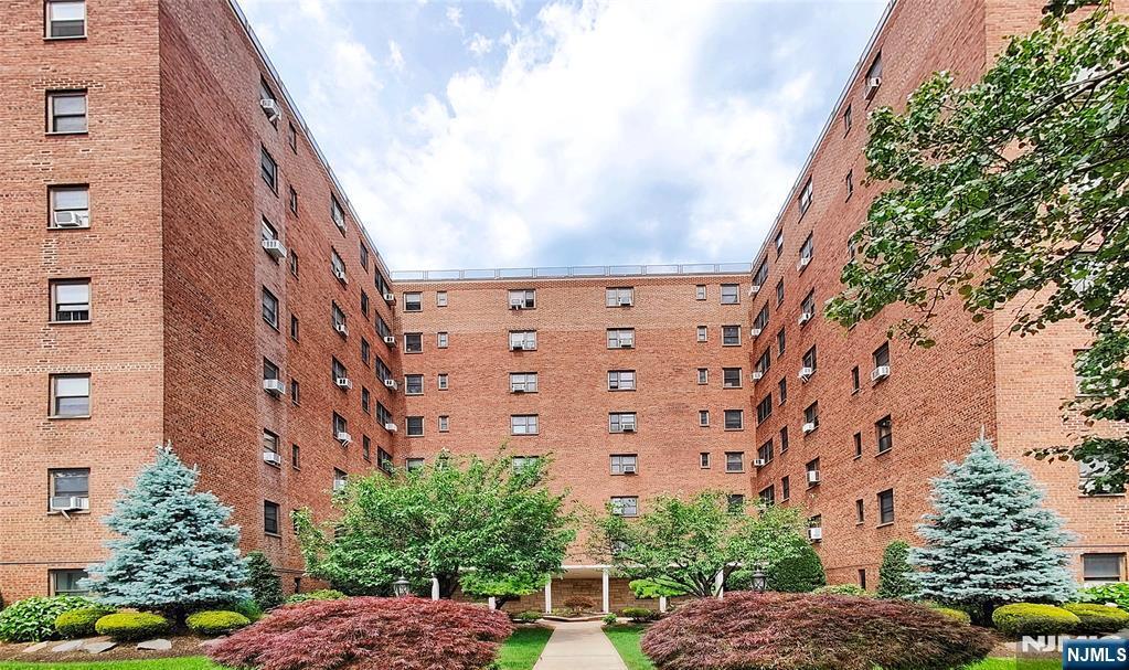 208 Anderson St in Hackensack, NJ - Building Photo