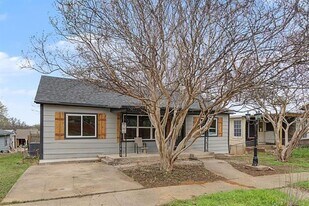 1411 W Gandy St in Denison, TX - Building Photo