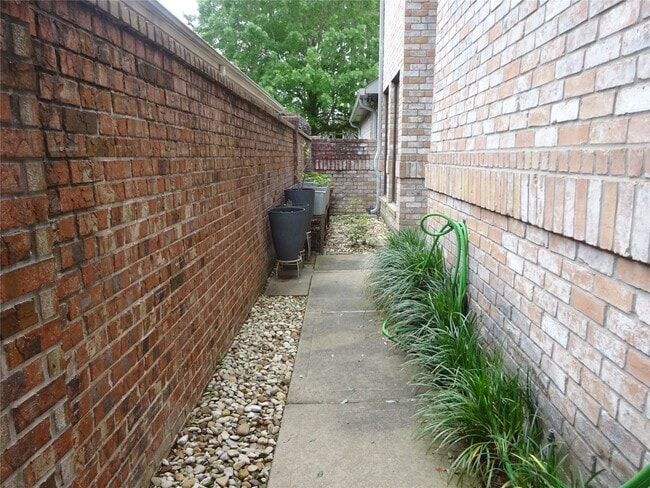 property at 14439 Reissen Ln