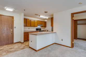 Fountain Hills Senior Apartments (Age 50+) in Racine, WI - Foto de edificio - Interior Photo