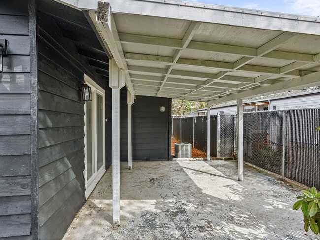 2221 NE 9th Ave in Hillsboro, OR - Foto de edificio - Building Photo