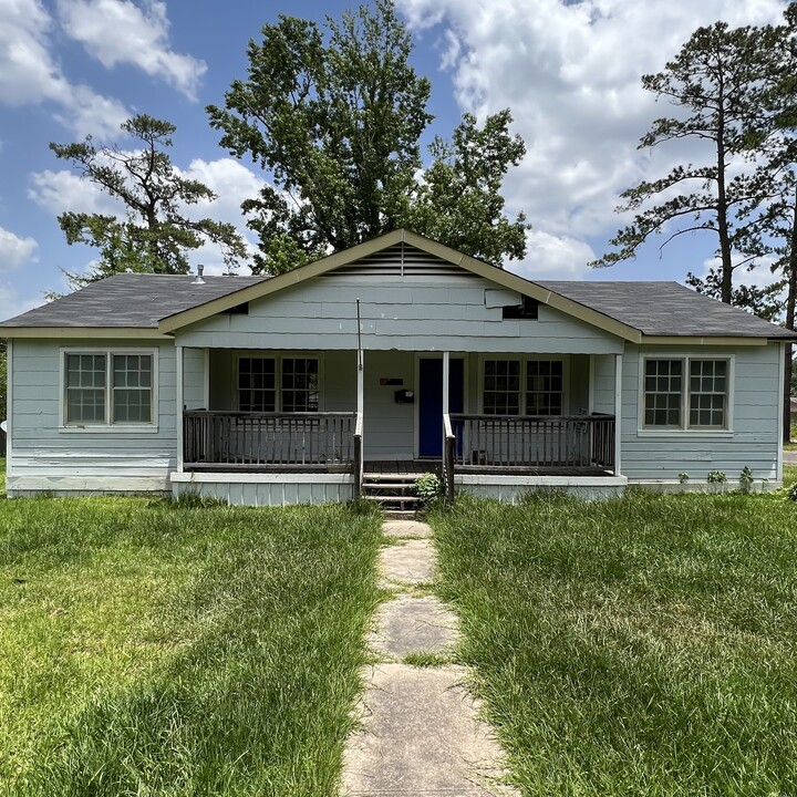 1807 Kings Rd in Leesville, LA - Foto de edificio