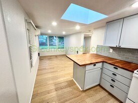 6935 SE Crystal Springs Blvd in Portland, OR - Building Photo