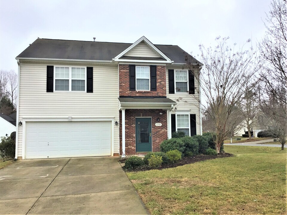 6140 Glen Way Dr in Winston-Salem, NC - Foto de edificio