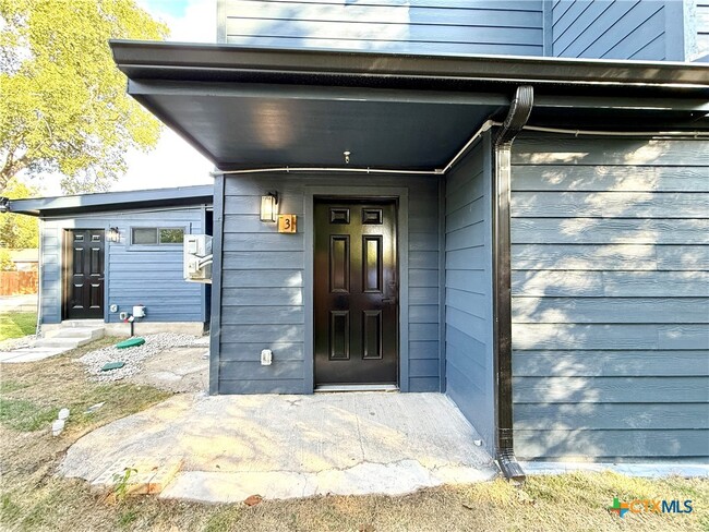 property at 2204 W San Antonio St