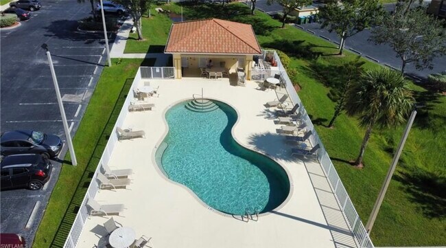 950 Hancock Creek South Blvd, Unit 325 in Cape Coral, FL - Foto de edificio - Building Photo