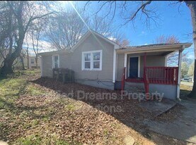 2240 Flag St in Winston-Salem, NC - Building Photo