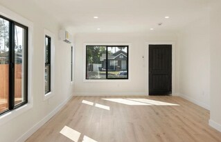 5166 S Manhattan Pl, Unit 2 in Los Angeles, CA - Building Photo