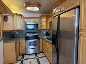 1325 W 68th St in Hialeah, FL - Foto de edificio - Building Photo