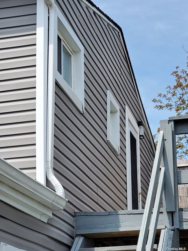 18 Julian Pl-Unit -upper in Island Park, NY - Building Photo - Building Photo