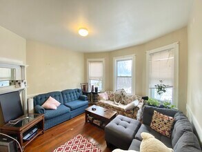 21 Bucknam St, Unit 3 in Boston, MA - Foto de edificio - Building Photo