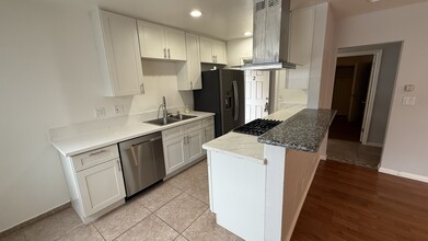 913 Marine St, Unit Ground Floor Apartment in Santa Monica, CA - Building Photo - Building Photo