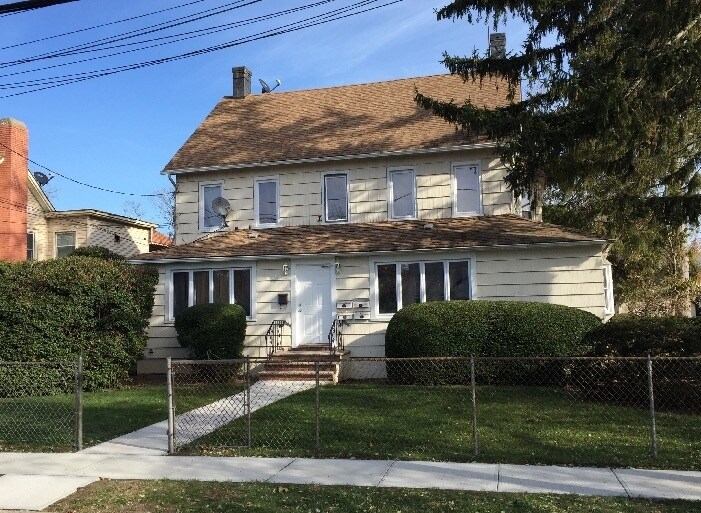 93 Bedell St in Freeport, NY - Foto de edificio