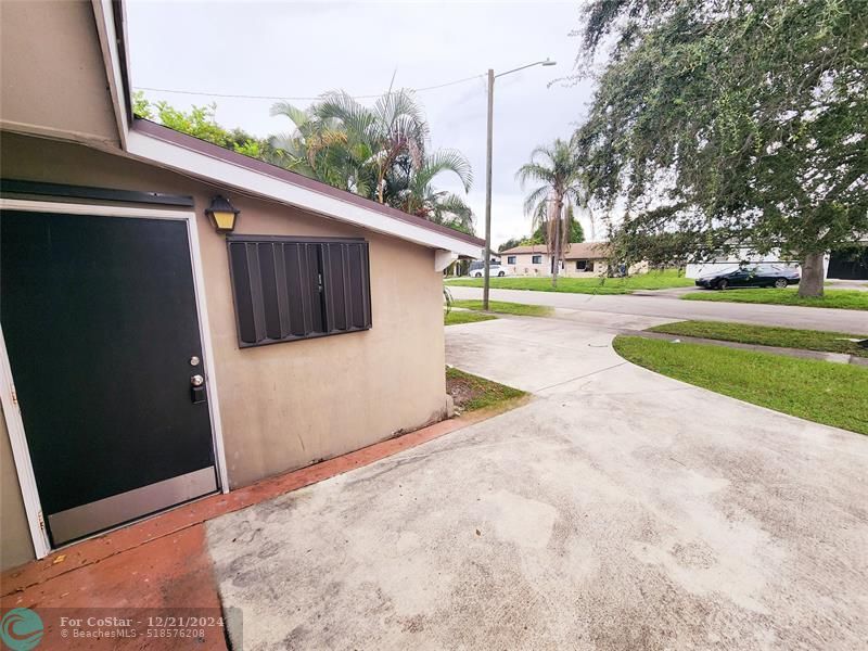 701 SW 68th Terrace in Pembroke Pines, FL - Building Photo