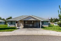 212 Anderson Cir NE in Boardman, OR - Building Photo - Building Photo