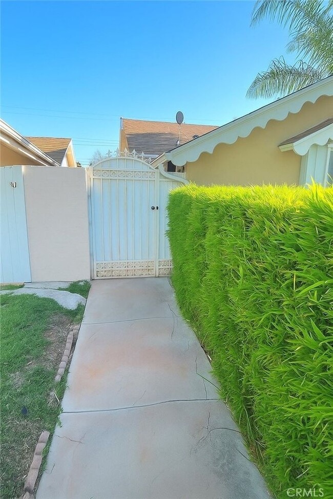 21024 Hemmingway St in Los Angeles, CA - Building Photo - Building Photo